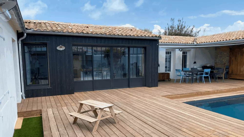 Bardage Saturé Calfat Noir avec couvre-joint intégré dit Cabane. Pose sur l'ile de Ré.