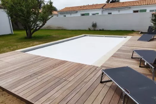 Projet de pose de terrasse Ipé en bordure de piscine sur l'ile de Ré