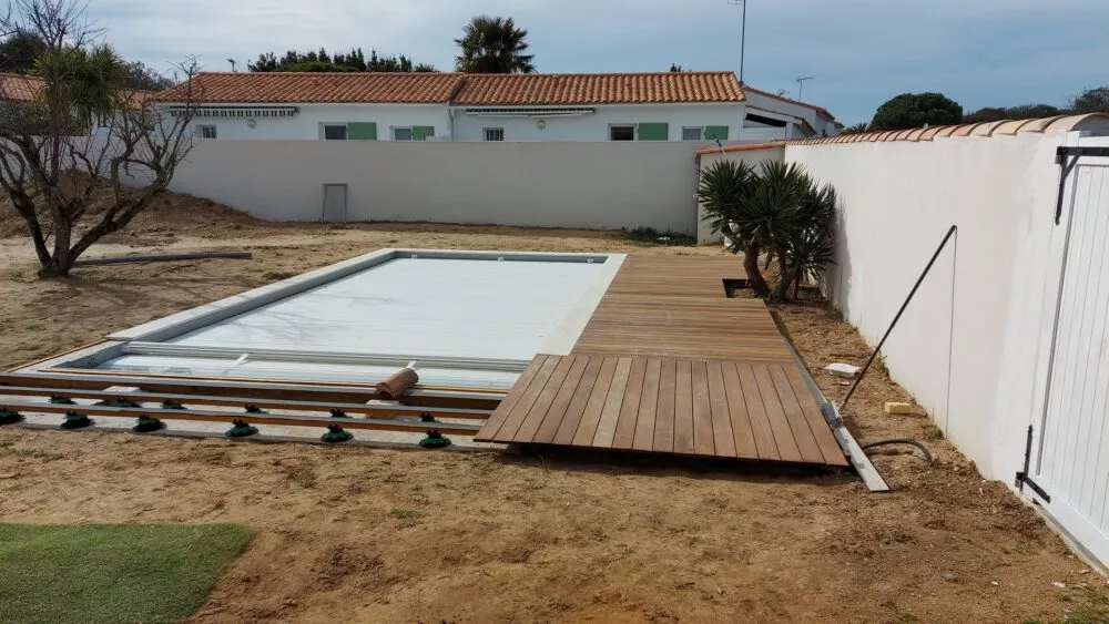 Projet de pose de terrasse Ipé en bordure de piscine sur l'ile de Ré. Début du chantier